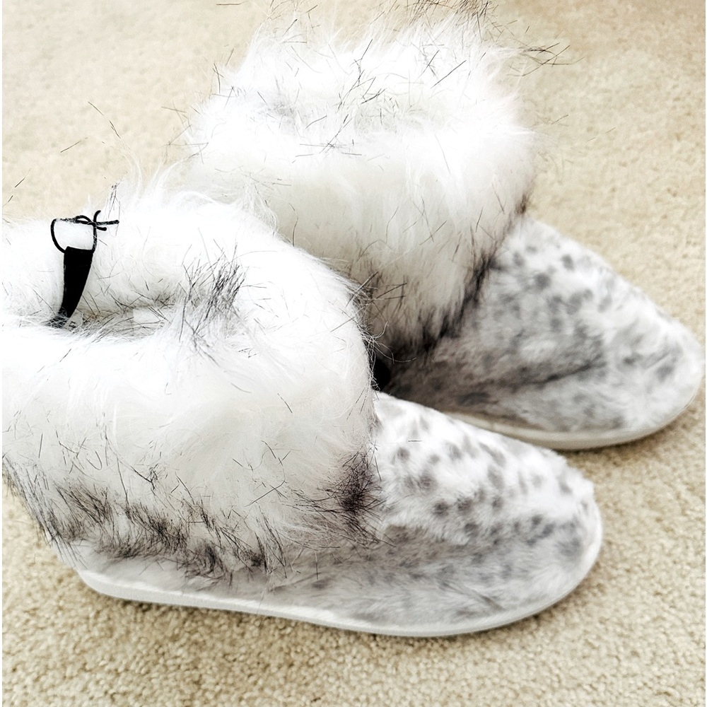 Snow Leopard Boot Slippers Size Medium, NWT